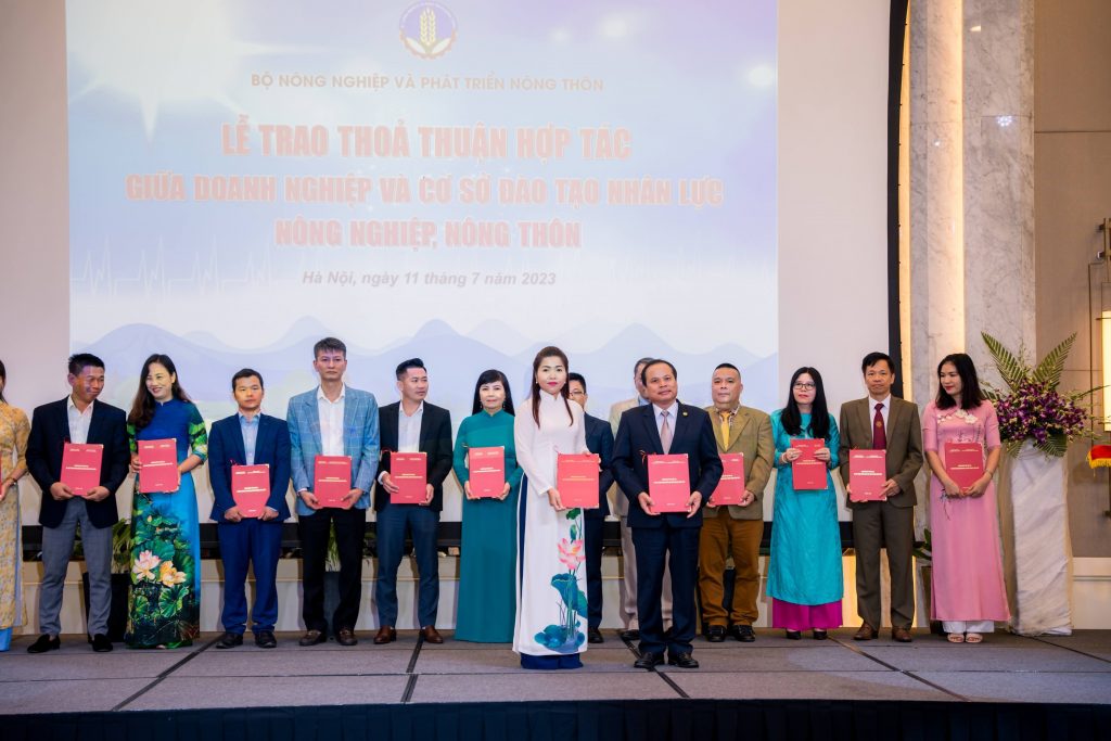 Trao thỏa thuận hợp tác giữa doanh nghiệp và cơ sở đào tạo nhân lực nông nghiệp, nông thôn